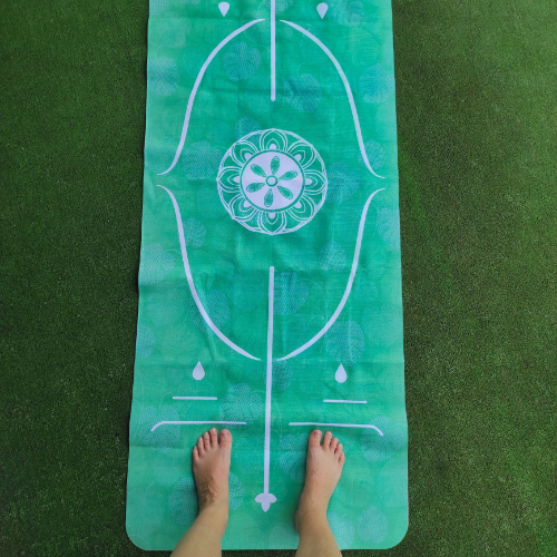 Discover a new dimension of your yoga practice with this foldable travel yoga mat, thoughtfully crafted from premium natural rubber - green